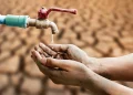 agua escassa na torneira