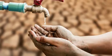 agua escassa na torneira