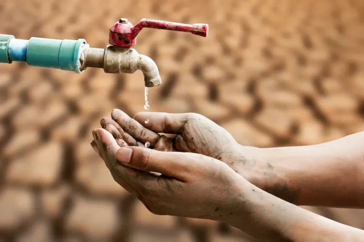 agua escassa na torneira