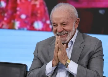 Presidente Lula com as mãos juntas em sinal de gratidão