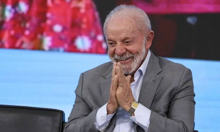 Presidente Lula com as mãos juntas em sinal de gratidão