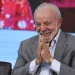 Presidente Lula com as mãos juntas em sinal de gratidão