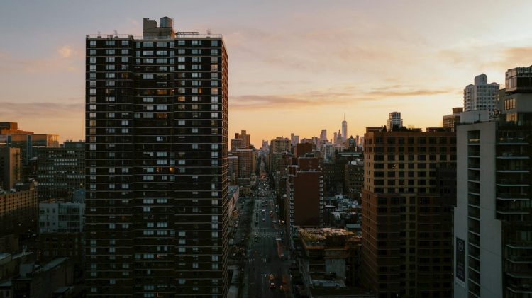 prédios em cidade grande impede de ver o por do sol
